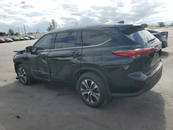 5TDGZRBH0NS585727 2022 TOYOTA HIGHLANDER - Image 2