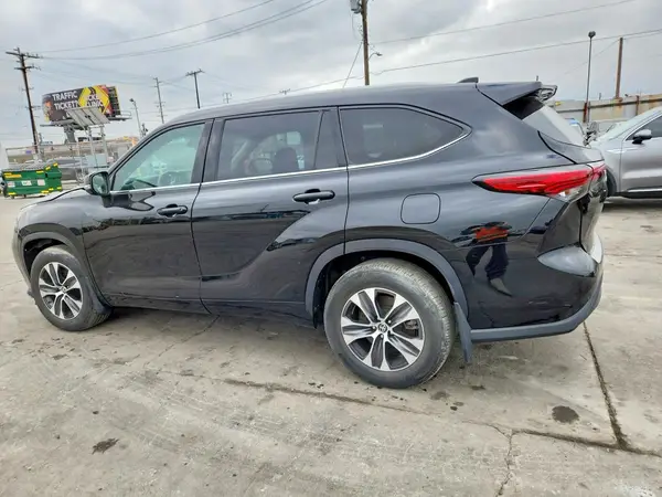 5TDGZRBH0NS586148 2022 TOYOTA HIGHLANDER - Image 2
