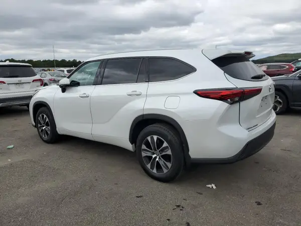 5TDGZRBH0NS588174 2022 TOYOTA HIGHLANDER - Image 2