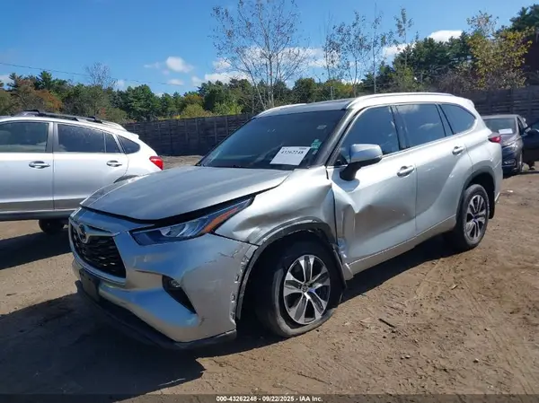 5TDGZRBH1LS037636 2020 TOYOTA HIGHLANDER - Image 2