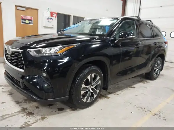 5TDGZRBH1LS512069 2020 TOYOTA HIGHLANDER - Image 2