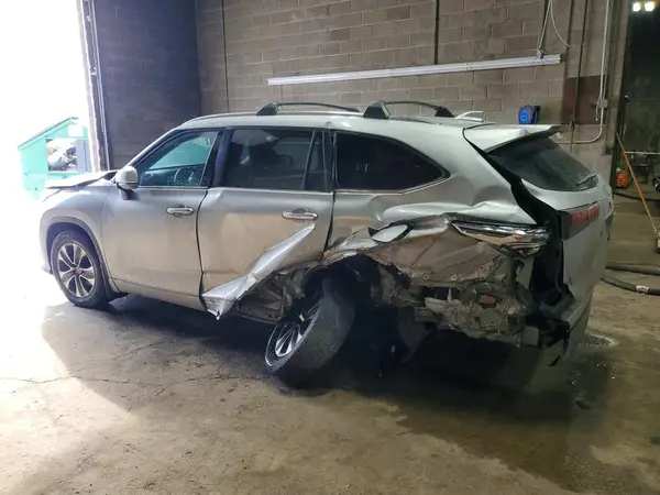 5TDGZRBH1LS518101 2020 TOYOTA HIGHLANDER - Image 2