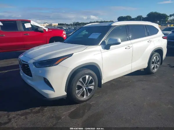 5TDGZRBH1MS058844 2021 TOYOTA HIGHLANDER - Image 2