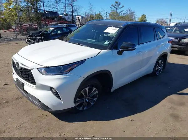 5TDGZRBH1MS115740 2021 TOYOTA HIGHLANDER - Image 2