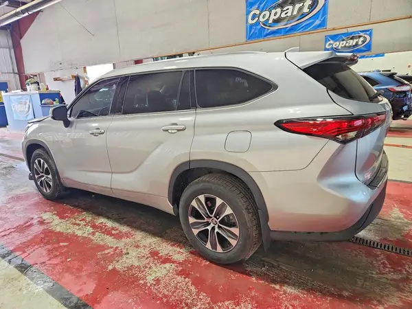 5TDGZRBH1MS131176 2021 TOYOTA HIGHLANDER - Image 2