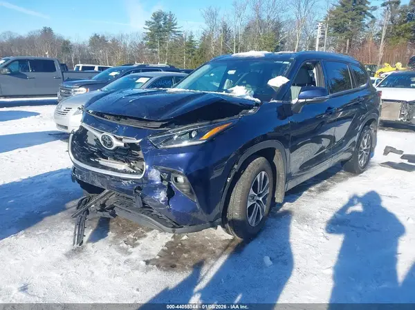 5TDGZRBH1MS142744 2021 TOYOTA HIGHLANDER - Image 2