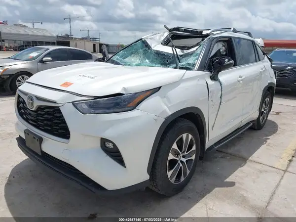 5TDGZRBH1MS532629 2021 TOYOTA HIGHLANDER - Image 2