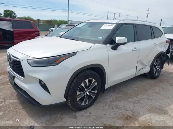 5TDGZRBH1MS535840 2021 TOYOTA HIGHLANDER - Image 2