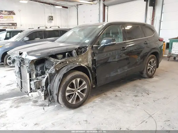 5TDGZRBH1MS548832 2021 TOYOTA HIGHLANDER - Image 2