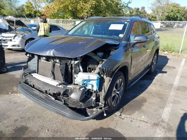 5TDGZRBH1MS551729 2021 TOYOTA HIGHLANDER - Image 2