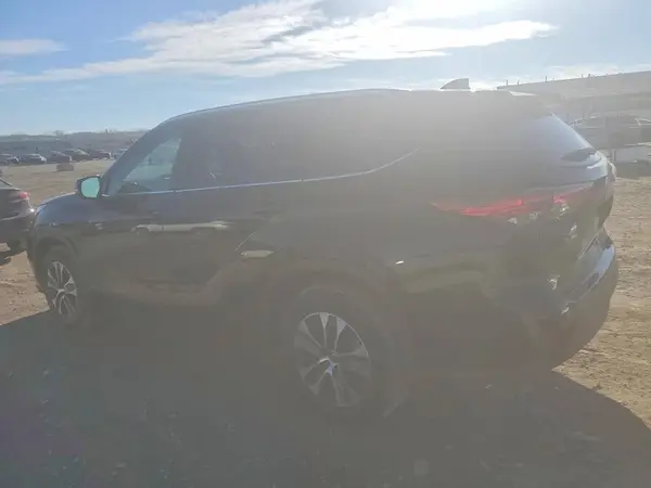 5TDGZRBH1MS557045 2021 TOYOTA HIGHLANDER - Image 2