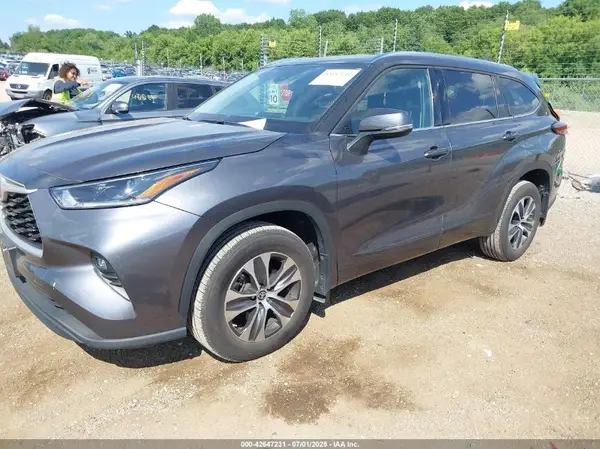 5TDGZRBH1MS558051 2021 TOYOTA HIGHLANDER - Image 2