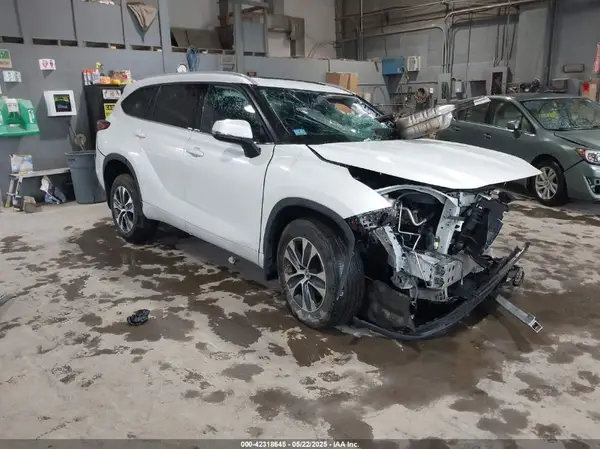 5TDGZRBH1NS205858 2022 TOYOTA HIGHLANDER - Image 1