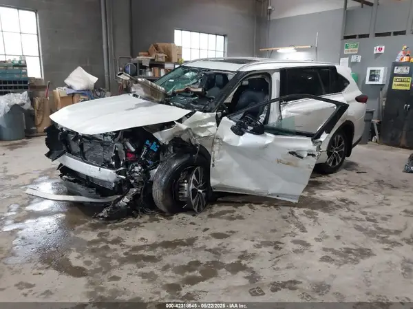 5TDGZRBH1NS205858 2022 TOYOTA HIGHLANDER - Image 2