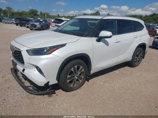 5TDGZRBH1NS224099 2022 TOYOTA HIGHLANDER - Image 2