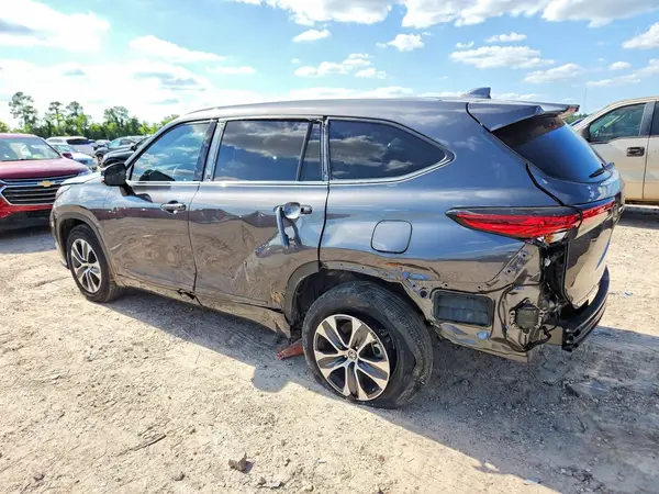 5TDGZRBH1NS227522 2022 TOYOTA HIGHLANDER - Image 2
