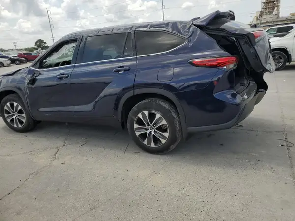 5TDGZRBH1NS230033 2022 TOYOTA HIGHLANDER - Image 2