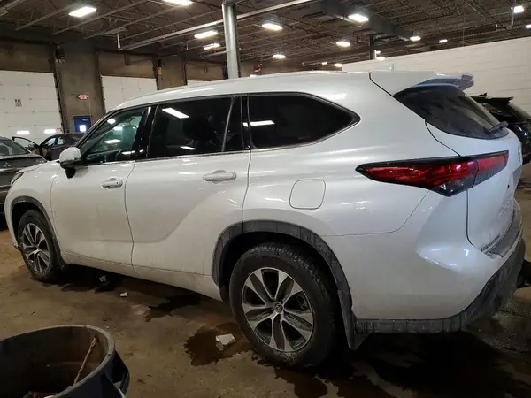 5TDGZRBH1NS230694 2022 TOYOTA HIGHLANDER - Image 2