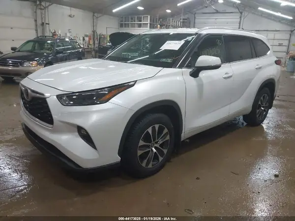 5TDGZRBH1NS232817 2022 TOYOTA HIGHLANDER - Image 2