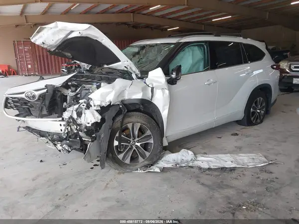 5TDGZRBH1NS234972 2022 TOYOTA HIGHLANDER - Image 2