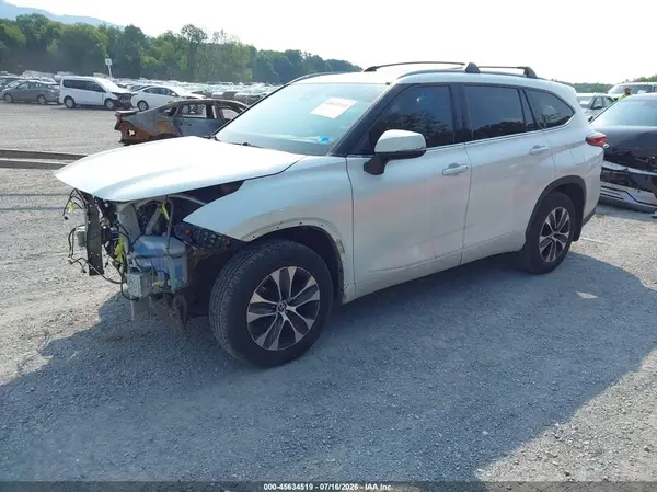 5TDGZRBH1NS236897 2022 TOYOTA HIGHLANDER - Image 2