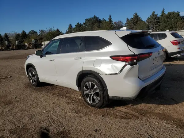 5TDGZRBH1NS243672 2022 TOYOTA HIGHLANDER - Image 2