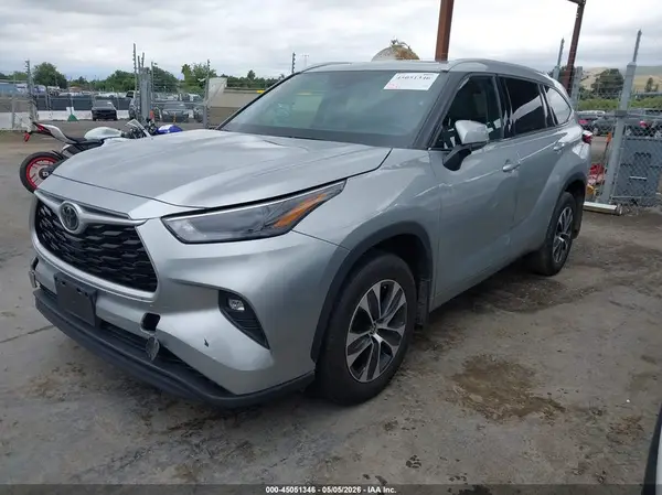 5TDGZRBH1NS243896 2022 TOYOTA HIGHLANDER - Image 2