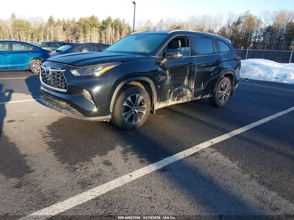 5TDGZRBH1NS251075 2022 TOYOTA HIGHLANDER - Image 2