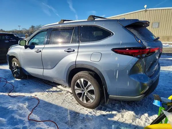 5TDGZRBH1NS256910 2022 TOYOTA HIGHLANDER - Image 2