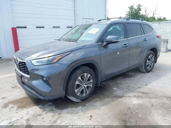 5TDGZRBH1NS257653 2022 TOYOTA HIGHLANDER - Image 2
