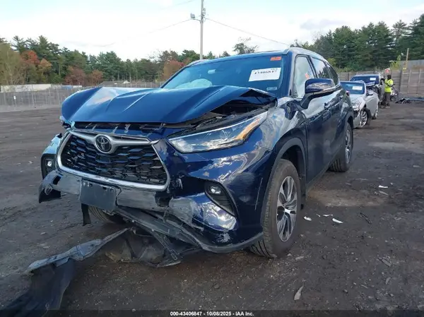 5TDGZRBH1NS561940 2022 TOYOTA HIGHLANDER - Image 2