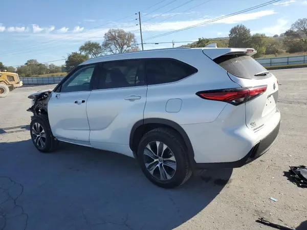 5TDGZRBH1NS563588 2022 TOYOTA HIGHLANDER - Image 2