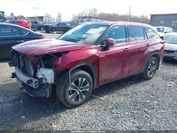5TDGZRBH1NS564482 2022 TOYOTA HIGHLANDER - Image 2