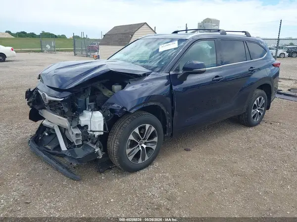 5TDGZRBH1NS567785 2022 TOYOTA HIGHLANDER - Image 2