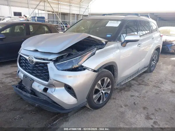 5TDGZRBH1NS568368 2022 TOYOTA HIGHLANDER - Image 2