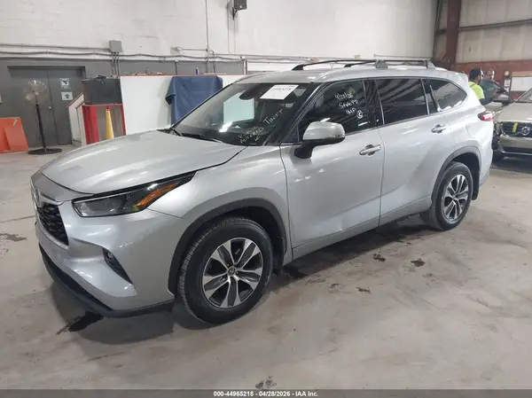 5TDGZRBH1NS569858 2022 TOYOTA HIGHLANDER - Image 2