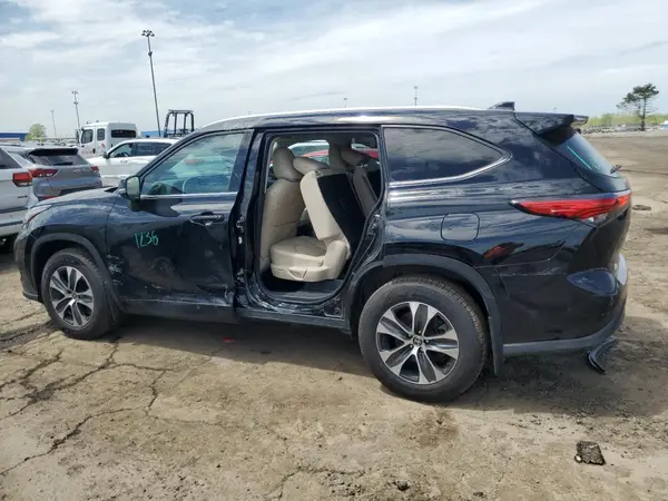 5TDGZRBH1NS570024 2022 TOYOTA HIGHLANDER - Image 2