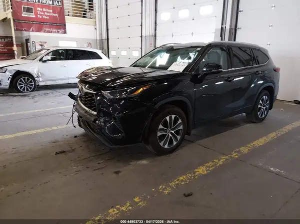 5TDGZRBH1NS570248 2022 TOYOTA HIGHLANDER - Image 2
