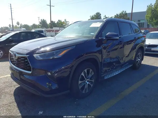 5TDGZRBH1NS573862 2022 TOYOTA HIGHLANDER - Image 2