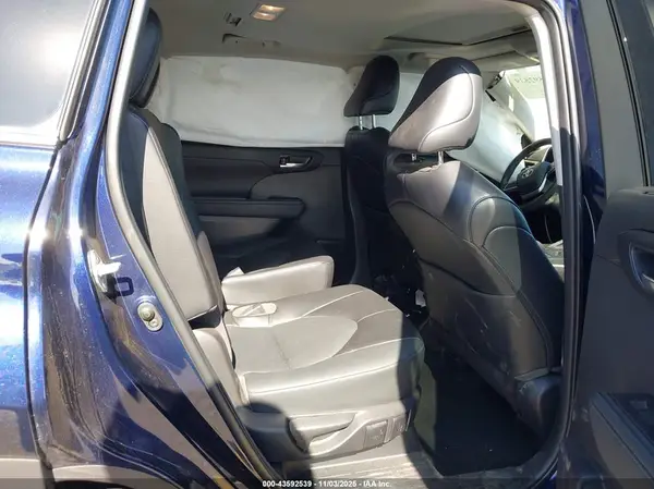 5TDGZRBH1NS573862 2022 TOYOTA HIGHLANDER - Image 8