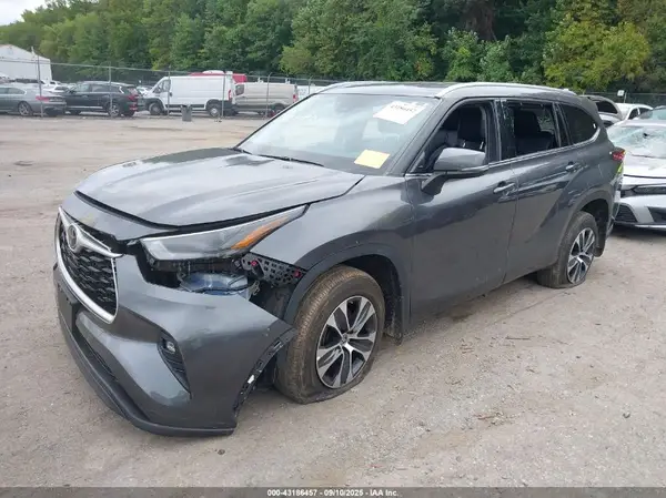 5TDGZRBH1NS575658 2022 TOYOTA HIGHLANDER - Image 2