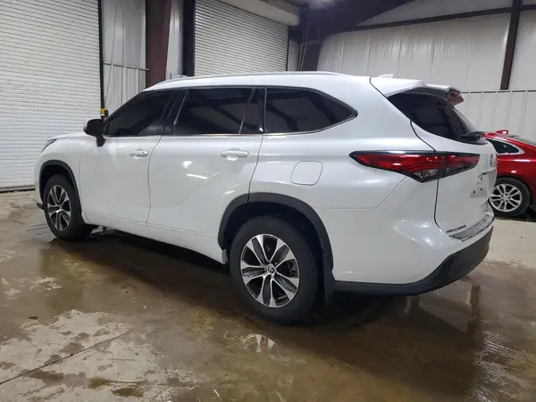 5TDGZRBH1NS578849 2022 TOYOTA HIGHLANDER - Image 2