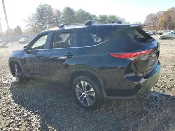 5TDGZRBH1NS579192 2022 TOYOTA HIGHLANDER - Image 2
