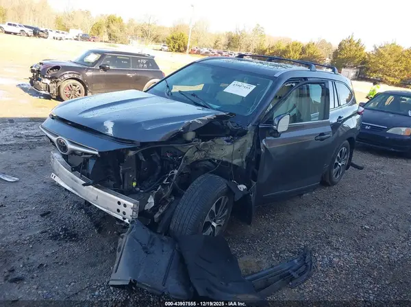 5TDGZRBH1NS580536 2022 TOYOTA HIGHLANDER - Image 2
