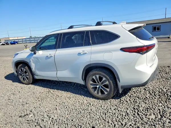 5TDGZRBH1NS581055 2022 TOYOTA HIGHLANDER - Image 2