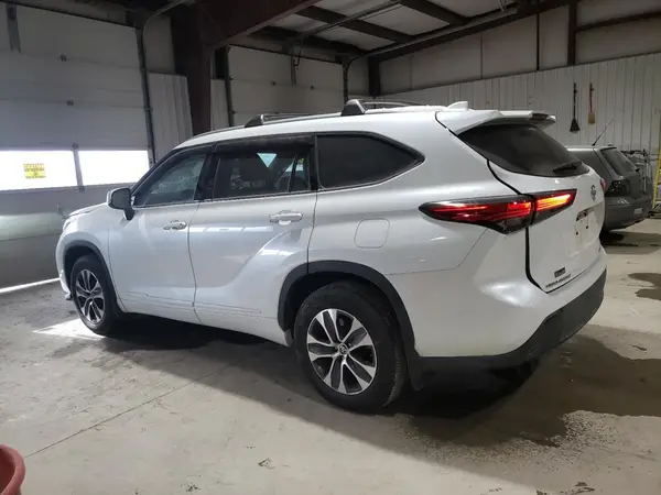 5TDGZRBH1NS584246 2022 TOYOTA HIGHLANDER - Image 2