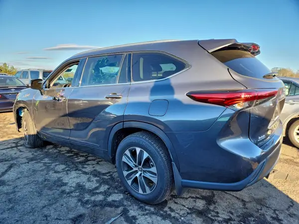 5TDGZRBH1NS584585 2022 TOYOTA HIGHLANDER - Image 2