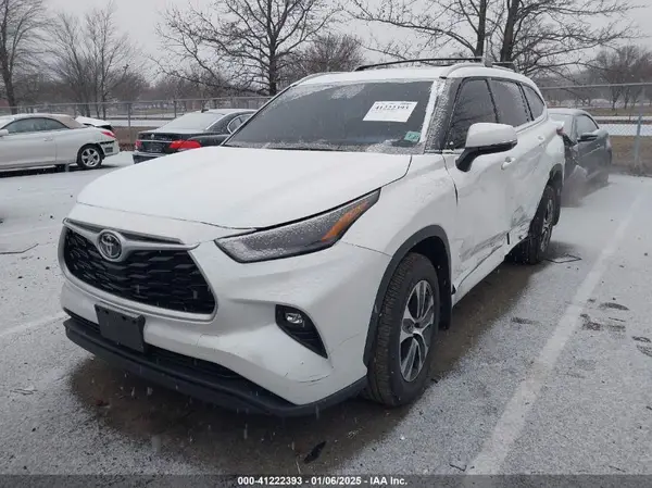 5TDGZRBH1NS586725 2022 TOYOTA HIGHLANDER - Image 2