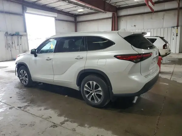 5TDGZRBH1NS587762 2022 TOYOTA HIGHLANDER - Image 2