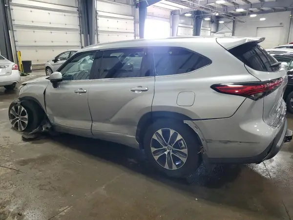 5TDGZRBH1NS588443 2022 TOYOTA HIGHLANDER - Image 2